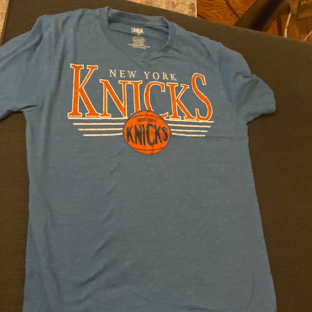 Knicks new york t shirt. mens size small.